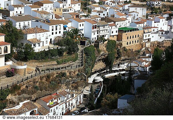 Weißes Dorf in der Sierra de Grazalema  Setenil de las Bodegas ist eine kleine Gemeinde zwischen Ronda und Olvera in der Provinz Cadiz  Altstadt und Häuser die in und unter die Felsen gebaut wurden  Cuevas de la Sombra  Schattenhoehlen und Cuevas del Sol  Sonnenhoehlen  Strassencafes und Restaurants  Andalusien  Spanien  Europa