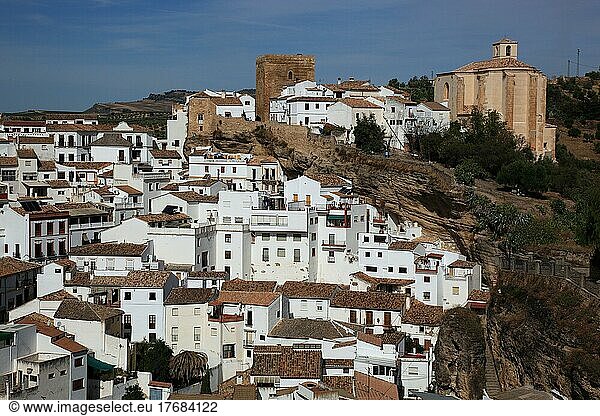 Weißes Dorf in der Sierra de Grazalema  Setenil de las Bodegas ist eine kleine Gemeinde zwischen Ronda und Olvera in der Provinz Cadiz  Blick auf die Altstadt  eine alte maurische Burgruine und gotische Pfarrkirche  Andalusien  Spanien  Europa
