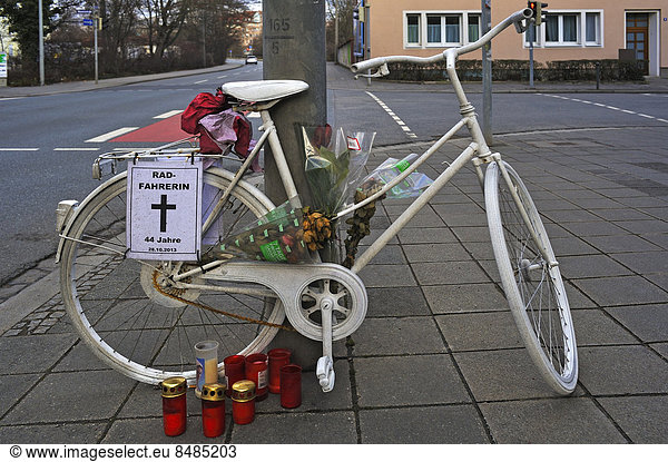 Wei_es Fahrrad mit Kerzen  Gedenkstelle eines tˆdlichen Unfalls  N¸rnberg  Mittelfranken  Bayern  Deutschland