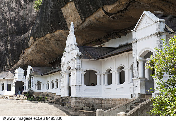 Wei_es Geb‰ude unter einer Felswand  Hˆhlentempel  Goldener Tempel  Dambulla  Sri Lanka