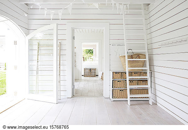 Weißes Holz Schiffsklappe Strandhaus Zimmer