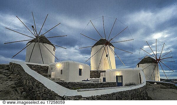Weißes kykladisches Haus mit Windmühlen  bei Abenddämmerung  Mykonos  Kykladen  Ägäis  Griechenland  Europa