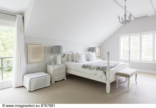 Weißes Luxus-Schlafzimmer