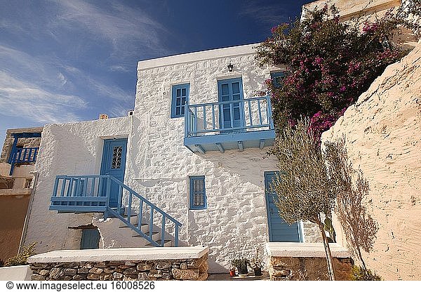 Weiß getünchtes Haus mit blauem Balkon und Fenstern in Ano Syros  Insel Syros  Kykladen  Griechische Inseln  Griechenland  Europa