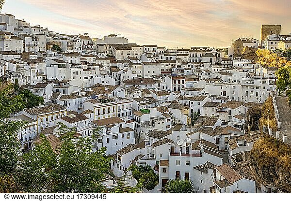 Weiß gewaschene Architektur von Setenil de las Bodegas  Andalusien  Spanien  Europa