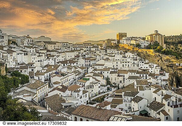 Weiß gewaschene Architektur von Setenil de las Bodegas  Andalusien  Spanien  Europa