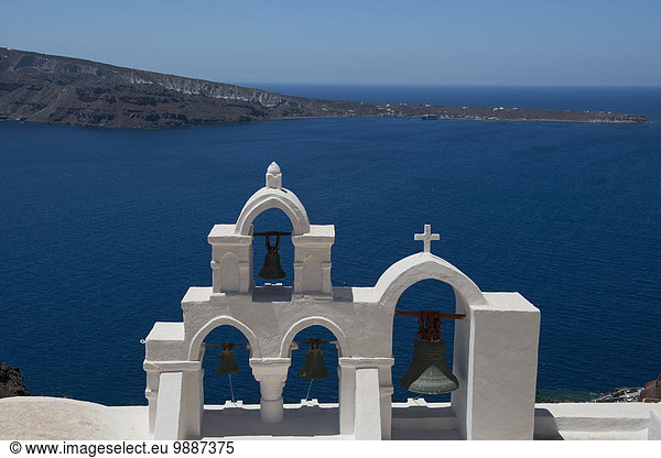 weiß Kirche Ansicht Ägäisches Meer Ägäis Glocke Kykladen Firostefani Griechenland Griechische Inseln