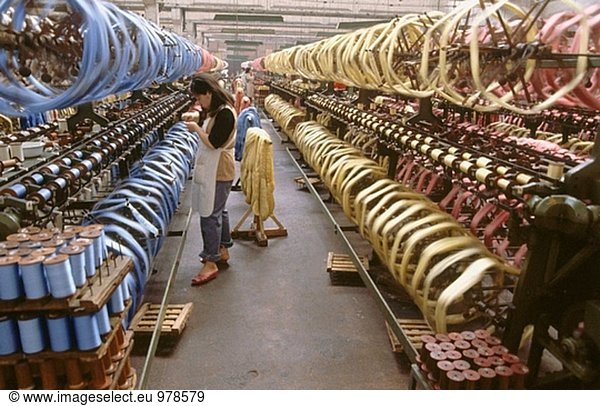 Weiblich working in Silk Factory. Hangzhou. China.