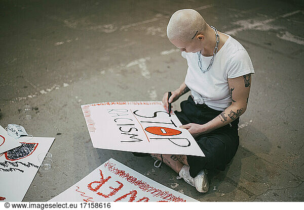 Weibliche Aktivistin bereitet Stop-Rassismus-Schild vor