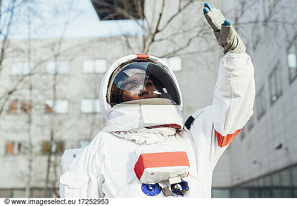 Weibliche Astronautin schützt ihre Augen an einem sonnigen Tag