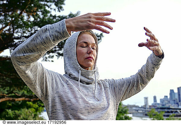 Weibliche Athletin beim Üben der Tsi-Gun-Meditation