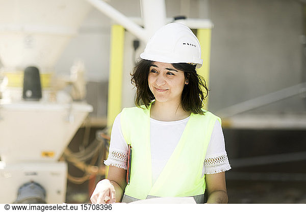 Weibliche Bauingenieurin während der Arbeit