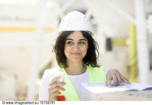 Weibliche Bauingenieurin während der Arbeit