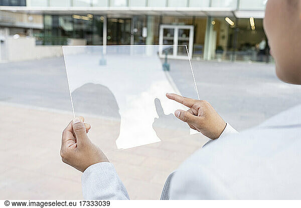 Weibliche Fachkraft verwendet transparentes futuristisches Tablet
