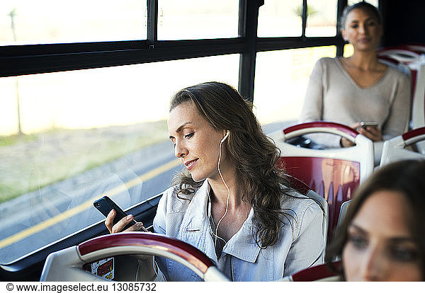 Weibliche Fahrgäste im Reisebus