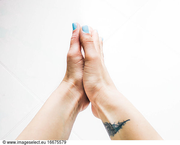 weibliche Hände beim Auftragen von Handdesinfektionsgel und beim Reinigen der Hände
