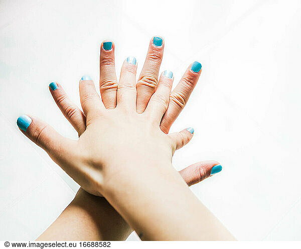 weibliche Hände beim Auftragen von Handdesinfektionsgel und beim Reinigen der Hände