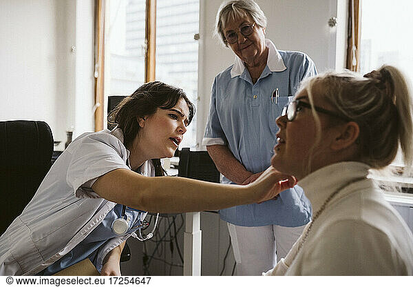 Weibliche Mitarbeiterin im Gesundheitswesen untersucht Patienten in einer medizinischen Klinik