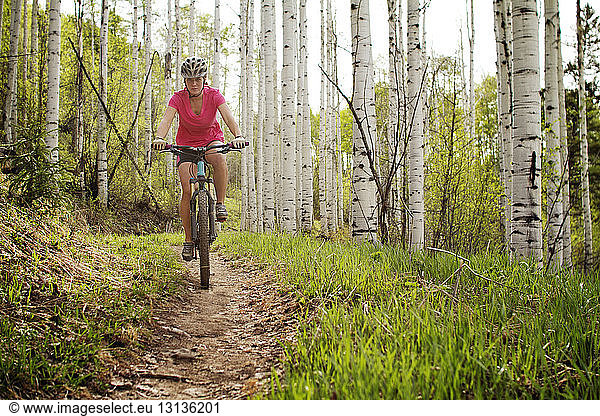 Weibliche Radsportlerin im Wald