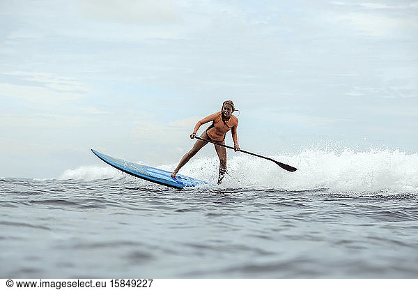 Weibliche Surferin