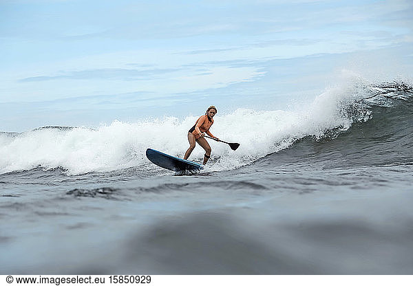 Weibliche Surferin