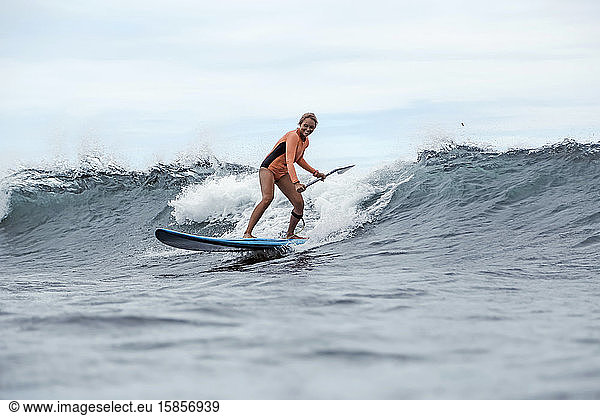 Weibliche Surferin