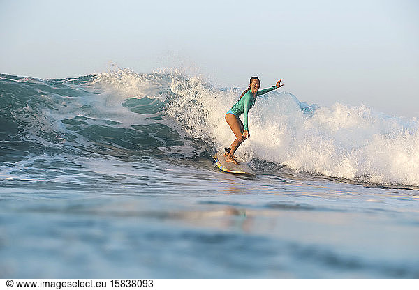 Weibliche Surferin auf der Welle