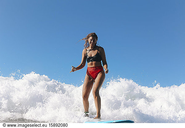 Weibliche Surferin  Bali  Indonesien
