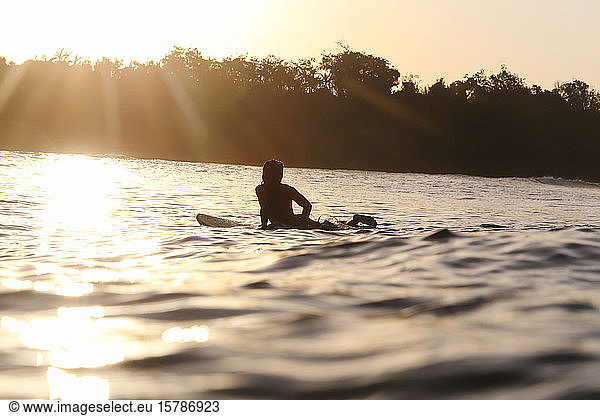Weibliche Surferin bei Sonnenuntergang  Bali  Indonesien