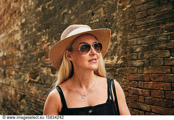 Weibliche Touristin mit Sonnenbrille erkundet die Umgebung