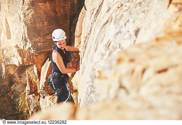 Weiblicher Kletterer Kletterfelsen