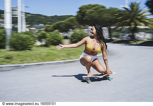 Weiblicher Skateboarder auf der Straße
