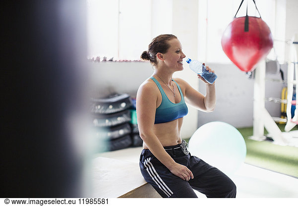 Weibliches Boxer-Trinkwasser und Ruhepfosten-Training in der Turnhalle