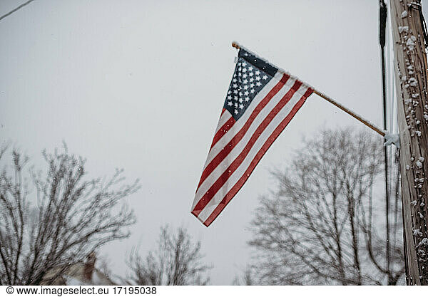 Weichzeichner Amerikanische Flagge auf Mast im Schnee