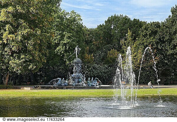 Weiher  Teich mit Fontäne  hinten Neptunbrunnen mit Figuren aus der griechischen Mythologie  umgebn von hohen Bäumen  Stadtpark  Nürnberg  Mittelfranken  Franken  Bayern  Deutschland  Europa
