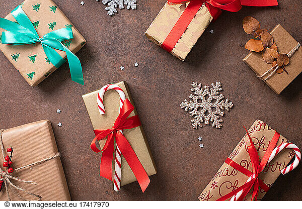 Weihnachten  Draufsicht auf verpackte Geschenke und Dekorationen auf einem Tisch