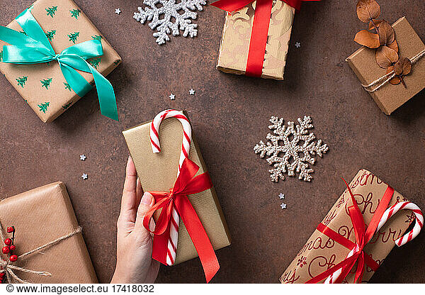 Weihnachten  Draufsicht auf verpackte Geschenke und Dekorationen auf einem Tisch