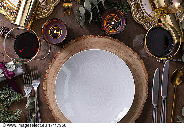 Weihnachten  ein gedeckter Tisch  Blick von oben  Wein und Kerzen  Teller und Besteck