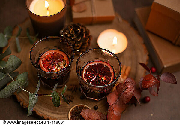 Weihnachten  Glühwein  brennende Kerzen und Tischdekoration