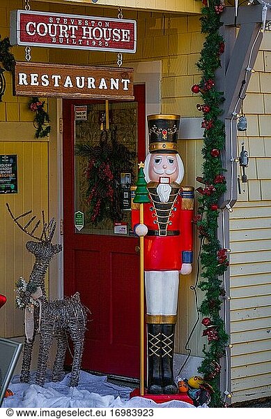 Weihnachtlich geschmückter Geschäftseingang in Steveston Village  British Columbia  Kanada.