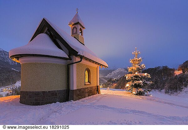 Weihnachtliche Kapelle der Seligpreisung  auch Kirchleitn Kapelle oder Lockstein Kapelle mit beleuchtetem Christbaum  Lockstein  blaue Stunde  Berchtesgaden  Bayern