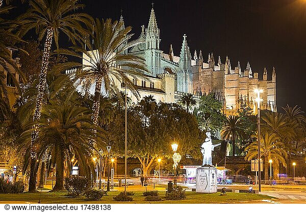 Weihnachtliche Stimmung  Adventszeit in Palma De Mallorca  vorne Statue Ramon Llull  hinten Kathedrale La Seu  Palma  Mallorca  Spanien  Europa