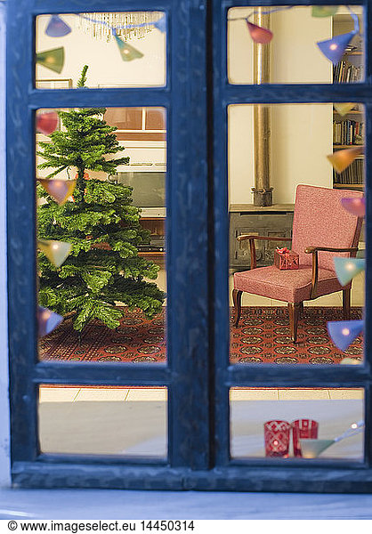 Weihnachtsbaum durch Fenster