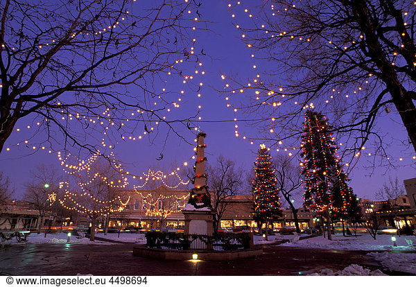 Weihnachtsbeleuchtung  Lichter  Plaza  Santa Fe  New Mexico  USA  USA  Amerika