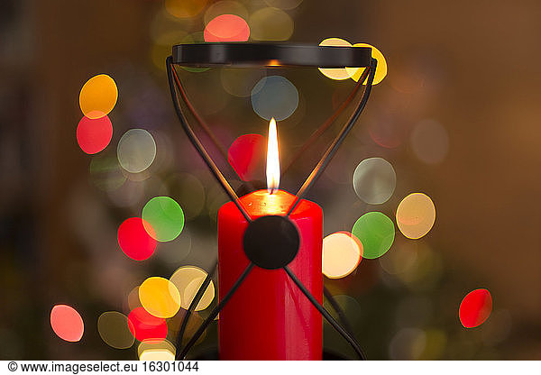 Weihnachtsdekoration  Detail einer roten Kerze