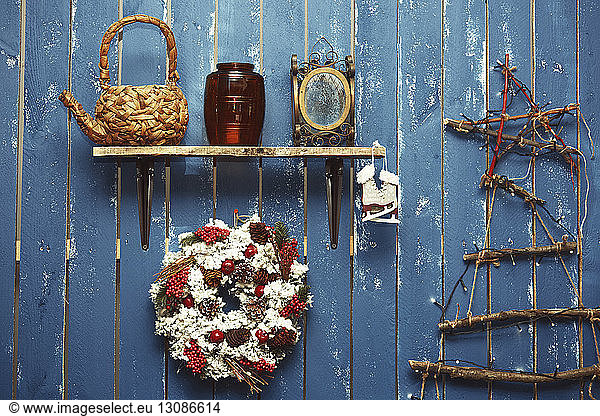 Weihnachtsdekorationen auf blauer Holzwand