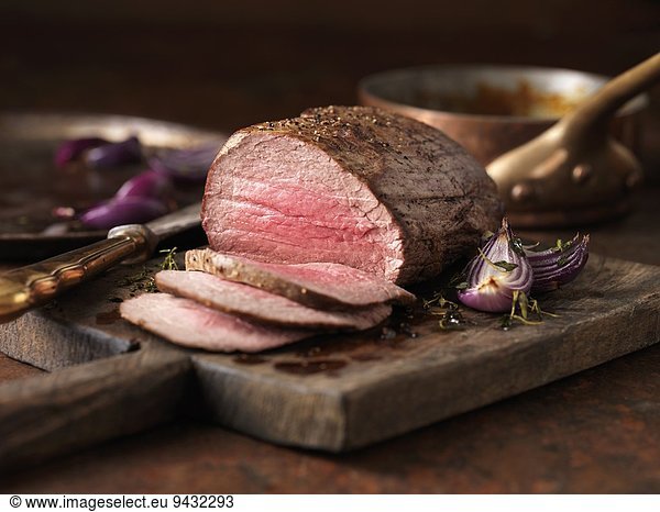 Weihnachtsessen. Chateaubriand Steak gekocht mit einem dicken Schnitt vom Filet  seltenes Medium serviert mit gerösteten Zwiebeln  Pfeffer und Kräutern.