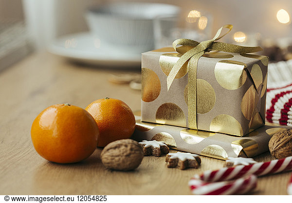 Weihnachtsgeschenke  Mandarinen  Walnüsse  Zuckerstangen und Zimtsterne