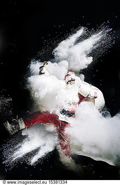 Weihnachtsmann mit explodierender Schneebombe vor schwarzem Hintergrund