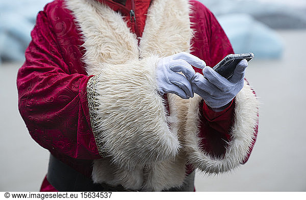 Weihnachtsmann mit Smartphone
